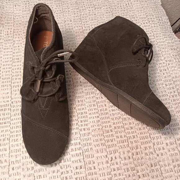 TOMS women's black suede lace up wedge heel ankle bootie sz 10 - Picture 1 of 14